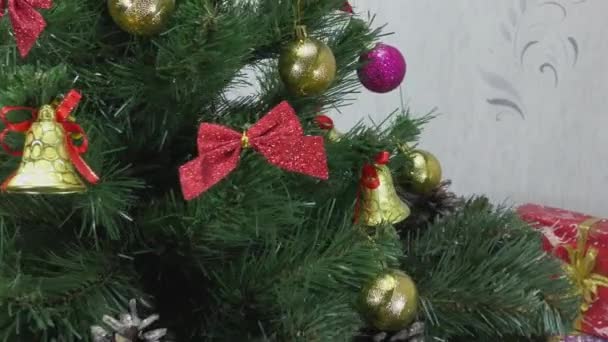 Árvore Natal Lindamente Decorada Verde Gira Lentamente Lado Dos Presentes — Vídeo de Stock