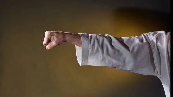 Mot Mörkgul Halvsuddig Bakgrund Slå Och Blockera Med Hand Karategi — Stockfoto