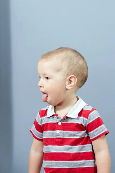 Bambino Mostra Lingua Uno Sfondo Leggero — Foto Stock