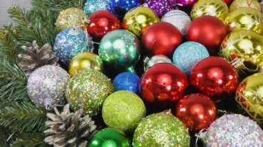 Birçok renkli Noel baloları açık arkaplanda döner