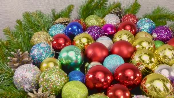 Muchas Bolas Navidad Multicolores Entre Las Ramas Del Árbol Navidad — Vídeos de Stock