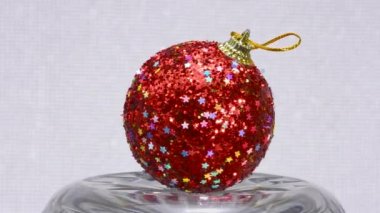 Kırmızı Noel ağacı oyuncağı hafif arka planda döner