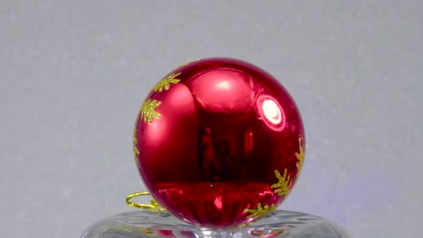 Bola Roja Navidad Con Patrón Gira Sobre Una Superficie Relieve — Vídeo de stock