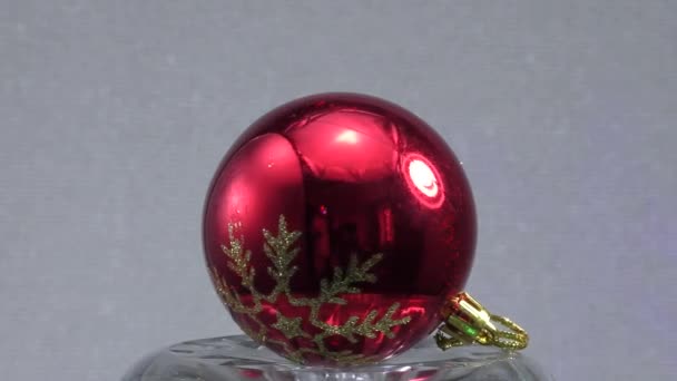 红色圣诞球 图案在浅色背景下旋转 — 图库视频影像