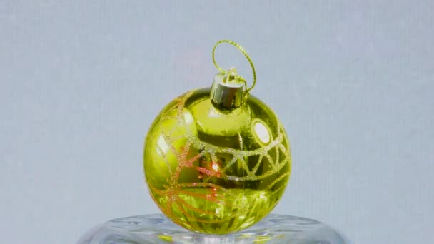 Золота Різдвяна Іграшка Обертається Світлому Фоні — стокове відео