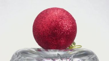 Kırmızı Noel topu hafif arkaplanda döner