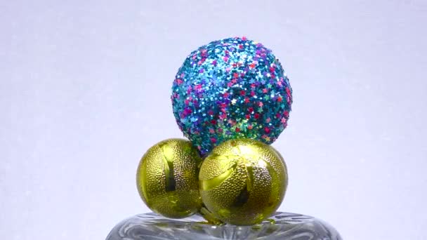 Kerstmis Blauwe Bal Drie Gouden Ballen Draaien Een Lichte Achtergrond — Stockvideo