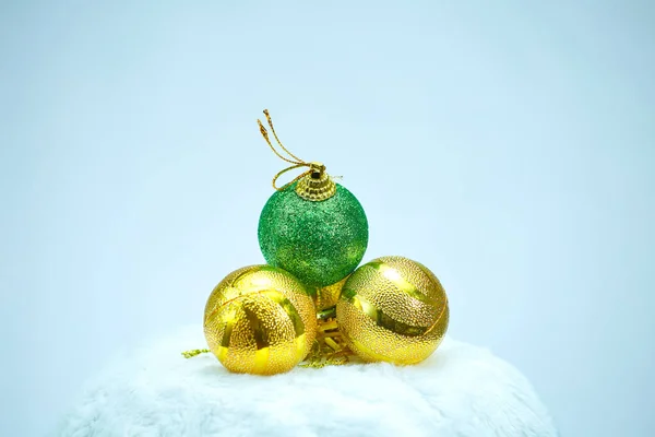 Green Christmas Ball Lies Yellow Ones Light Background — Stock Photo, Image