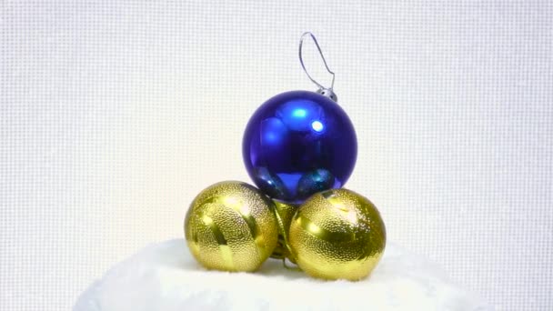 Boule Bleue Repose Sur Trois Boules Jaunes Tourne Sur Une — Video