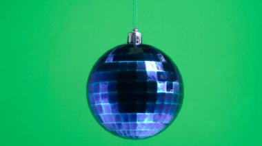 Mavi kareli bir top yeşil düz bir zeminde dönüyor