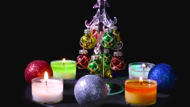 Liten Julgran Omgiven Flerfärgade Nyår Brinnande Ljus Och Bollar — Stockvideo
