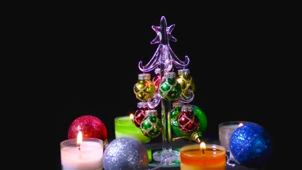 Рождественская Елка Окружении Разноцветных Новогодних Горящих Свечей Шаров — стоковое видео