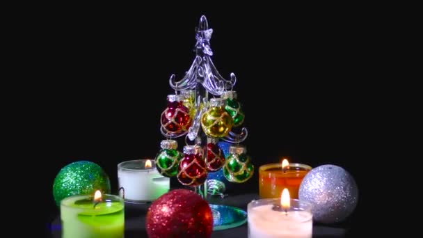 圣诞树围绕着五彩缤纷的新年蜡烛和彩球旋转着 — 图库视频影像