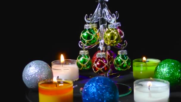 Árvore Natal Decorada Cercada Por Velas Bolas Acesas Ano Novo — Vídeo de Stock