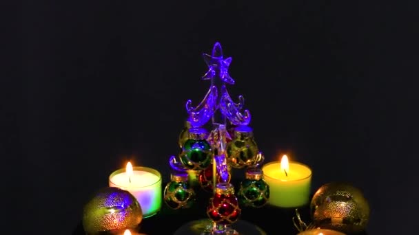 圣诞树被圣诞蜡烛和球环绕着 — 图库视频影像