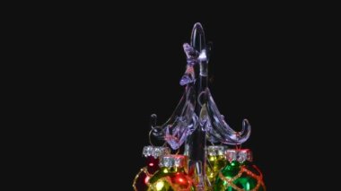 Noel mumları ve hareketli balolarla çevrili küçük bir Noel ağacı.
