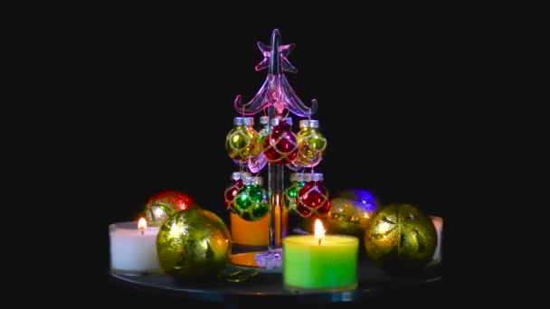 Video Pohlednice Malý Vánoční Stromek Obklopen Vánoční Svíčky Míče — Stock video