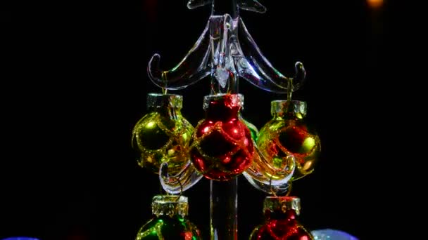 在明亮的灯光闪烁的背景下 一棵小小的圣诞树被圣诞蜡烛和球环绕着 — 图库视频影像
