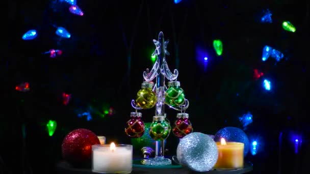 Тлі Миготливих Різнокольорових Вогнів Маленька Ялинка Оточена Різдвяними Свічками Кульками — стокове відео