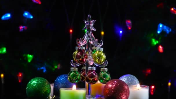 Małe Choinki Otoczeniu Świątecznych Świec Kulek Tle Migających Kolorowych Świateł — Wideo stockowe