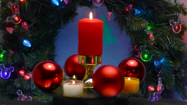 Candela Natale Ardente Circondata Palline Rosse Piccole Candele Ruota Sullo — Video Stock