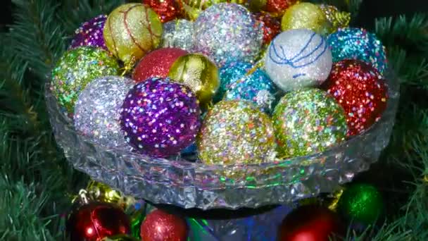 五颜六色的圣诞球在饰有圣诞树枝的球上旋转 — 图库视频影像