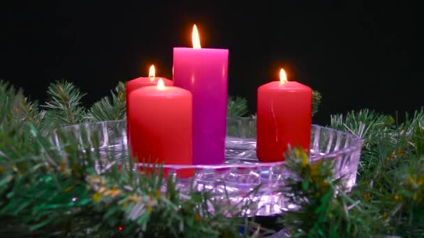 Рождественские Свечи Стеклянном Стенде Вращаются Ветвях Елки — стоковое видео