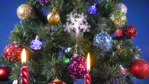 Weihnachten Bewegung Hinter Brennenden Kerzen Langsamer Rotation Ein Großer Weihnachtsbaum — Stockvideo