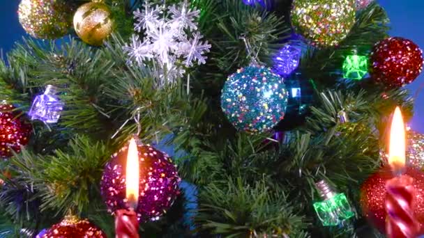 Navidad Movimiento Detrás Velas Encendidas Cerca Rotación Lenta Gran Árbol — Vídeos de Stock
