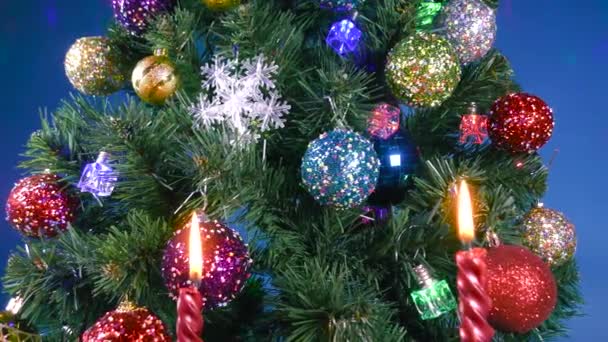 Weihnachten Bewegung Hinter Brennenden Kerzen Langsamer Rotation Ein Großer Weihnachtsbaum — Stockvideo