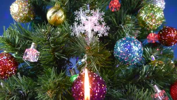 Weihnachten Bewegung Hinter Brennenden Kerzen Nahaufnahme Grüner Baum Mit Blinkenden — Stockvideo