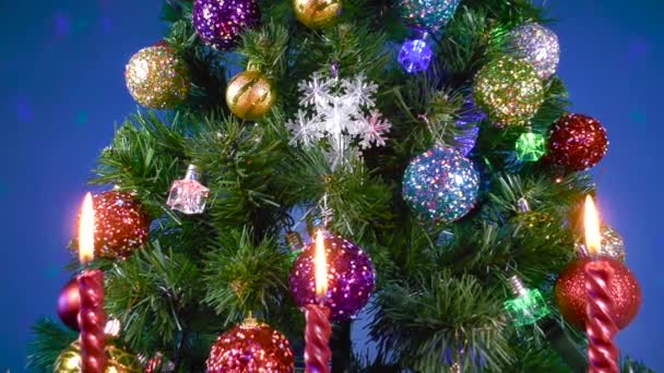 Weihnachten Bewegung Hinter Drei Brennenden Kerzen Nahaufnahme Grüner Baum Mit — Stockvideo