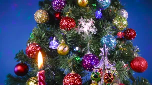 Рождество Движении Горящими Свечами Маленькой Елкой Зеленой Украшенной Мигающими Разноцветными — стоковое видео
