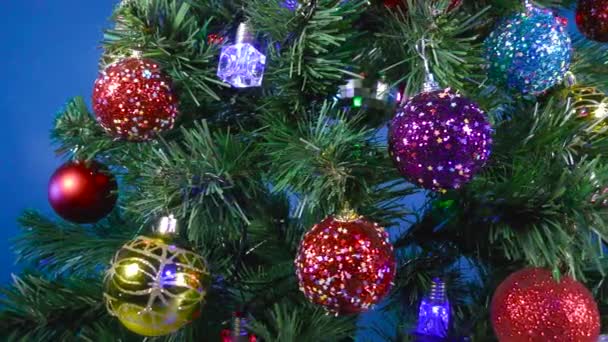 Weihnachten Bewegung Großer Grüner Baum Auf Blauem Hintergrund — Stockvideo