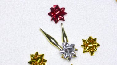 Farklı şekillerde dekorasyonlar beyaz bir yatak örtüsünde dönüyor.