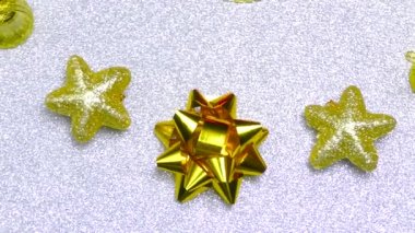 Harekete geçen Noel Beyaz yüzeydeki Noel süslerini kapatın