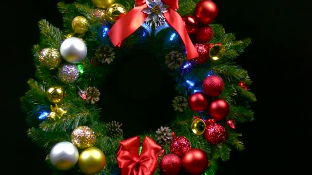 Рождество Движении Рождественский Венок Украшен Красочными Украшениями — стоковое видео