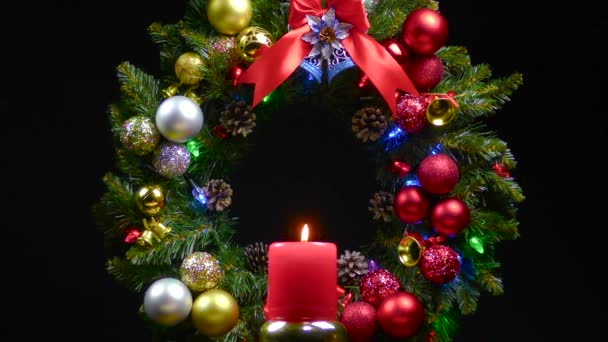 Рождество Движении Фоне Рождественского Венка Крутится Большая Свеча — стоковое видео