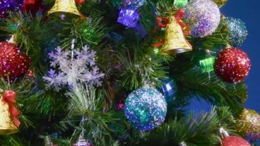 Hareket halindeki Noel ağacı, kar taneleri ve çanlarla süslenmiş.