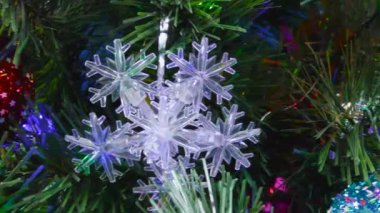Noel ağacındaki süslemelerin mavi arka planında hareketli bir Noel