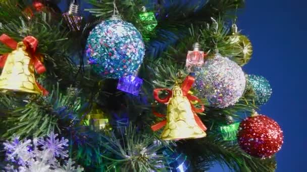 Weihnachten Bewegung Auf Blauem Hintergrund Nahaufnahme Eines Geschmückten Weihnachtsbaums Mit — Stockvideo