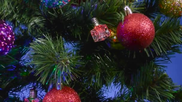 Boże Narodzenie Ruchu Niebieskim Tle Zbliżenie Kulki Dzwony Choince — Wideo stockowe