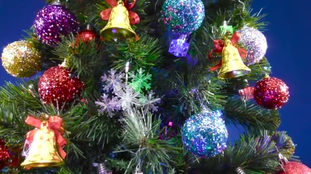 Weihnachten Bewegung Großer Grün Geschmückter Weihnachtsbaum Auf Blauem Hintergrund — Stockvideo
