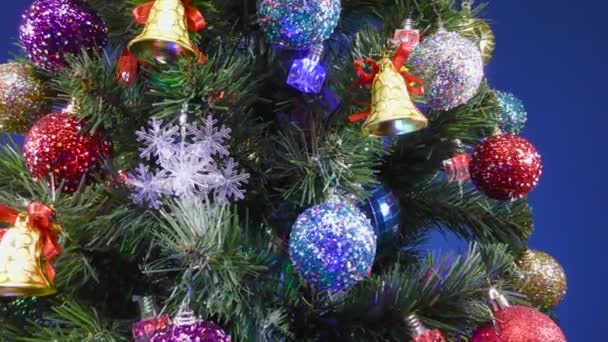 Weihnachten Bewegung Ein Großer Grün Geschmückter Weihnachtsbaum Auf Blauem Hintergrund — Stockvideo