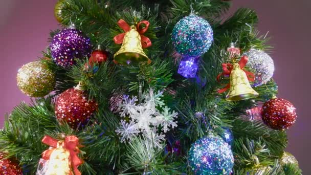 Weihnachten Bewegung Ein Großer Grüner Weihnachtsbaum Auf Rosa Hintergrund Langsamer — Stockvideo