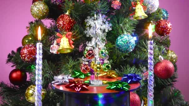Natal Movimento Entre Velas Uma Grande Árvore Natal Uma Pequena — Vídeo de Stock