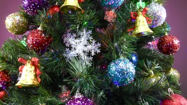 Weihnachten Bewegung Großer Schöner Weihnachtsbaum Auf Rosa Hintergrund — Stockvideo