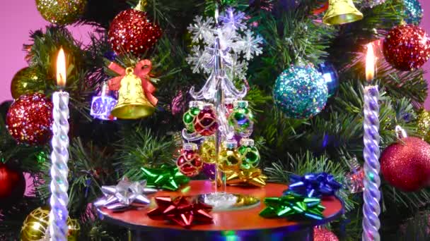 Weihnachten Bewegung Ein Kleiner Weihnachtsbaum Rotiert Zwischen Kerzen Und Einem — Stockvideo