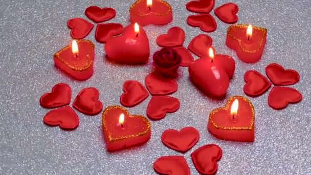 Composición Romántica Rosas Velas Encendidas Forma Corazones Corazones Movimiento — Vídeos de Stock