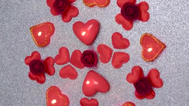 Ρομαντική Σύνθεση Ασημί Επιφάνεια Πολλές Καρδιές Και Αναμμένα Κεριά — Αρχείο Βίντεο